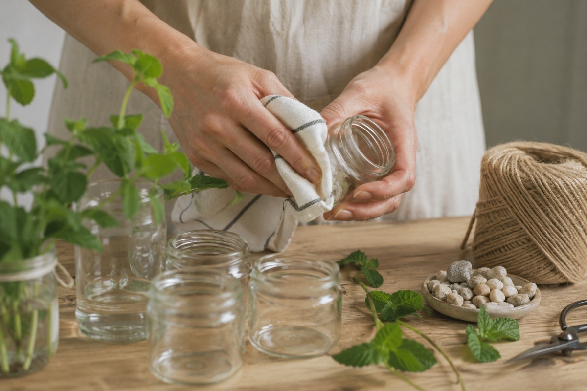 Preparazione di vasetti di vetro riciclati per talee